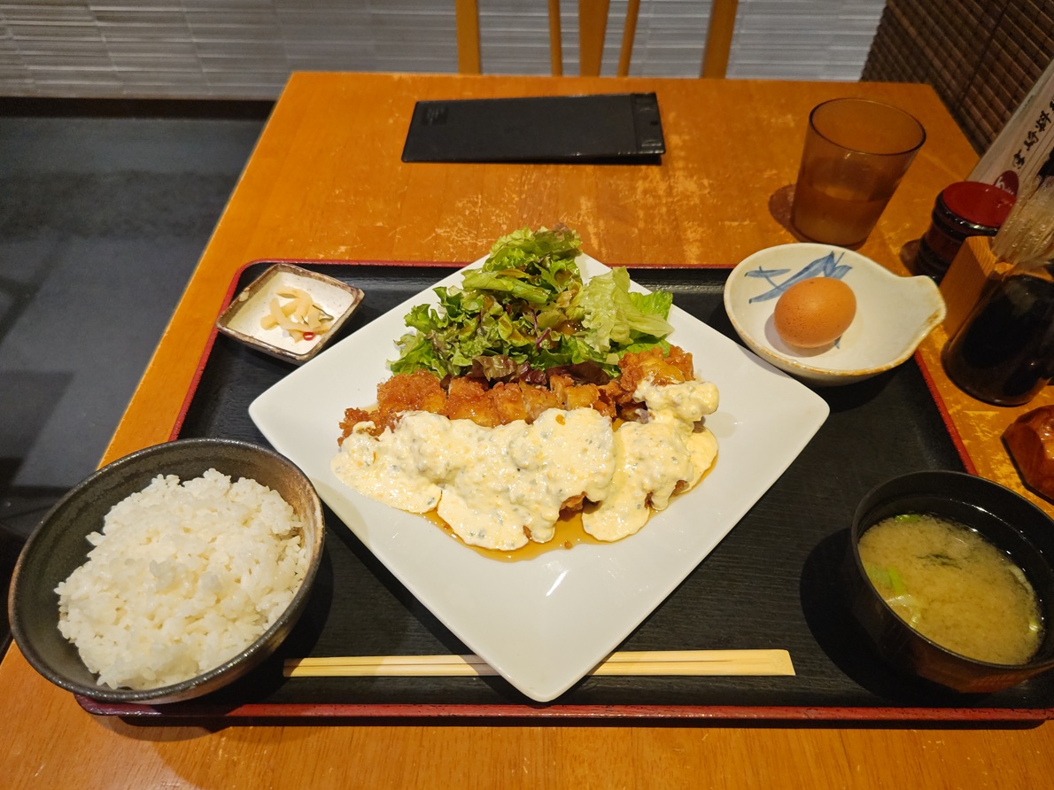 「宮崎料理 万作」　 渋谷ヒカリエ店

過去に定食屋さん等で食した”チキン南蛮”とは表情が違って所謂チキンカツでは無く、褐色の衣を纏った鶏天麩羅の様な感じ

衣にも醤油等が含まれ下味が付いているとの事

甘酢ダレは濃厚だがタルタルソースは玉子多目ながらも結構サッパリ風味で過去一美味しい！