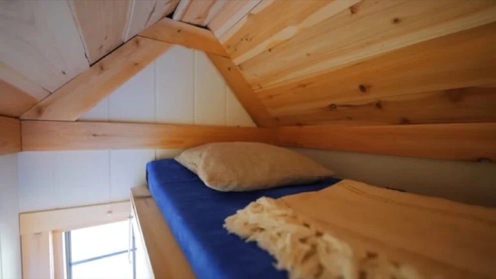 📷 Levi Kelly has done it again! He's crafted the world’s smallest tiny house at just 19 sq ft, complete with all your essentials. Built on a budget of $5,000, this home is a marvel of minimalism and ingenuity. Check it out! tinyhousetalk.com/worlds-smalles… Credits: Levi Kelly