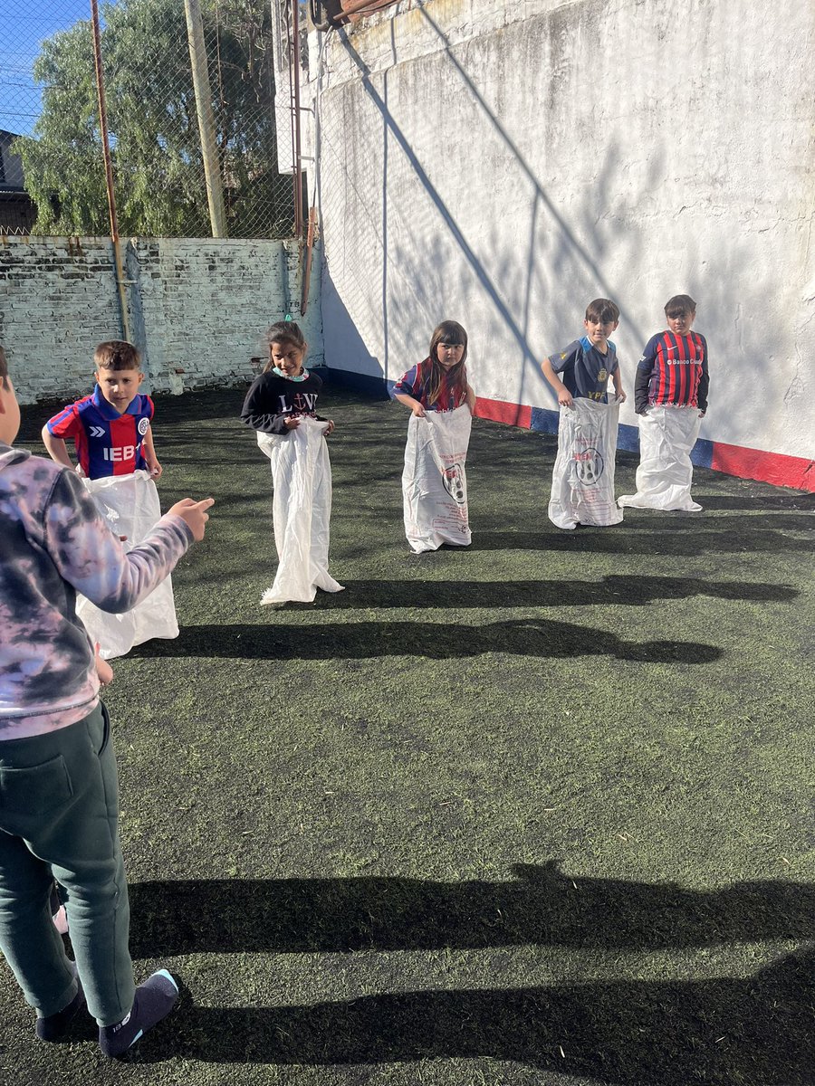CELEBRAMOS EL DÍA DE LA NIÑEZ 👧🏼👦🏻😄

El día domingo 23/8 festejamos junto a los peques este día tan especial en el Club San Lorenzo de Campana, donde se encuentra la Peña 

Pasamos un hermoso día con juegos, golosinas, maquillajes y música 💙