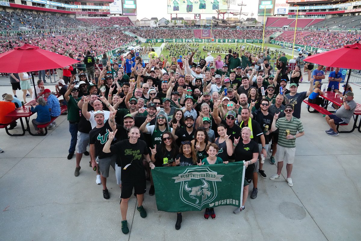 USFHerd's tweet photo. 1st #USFTwitterHerd game of the season! 
#ComeToTheBay‼️🤘 https://t.co/ApEInPNZht