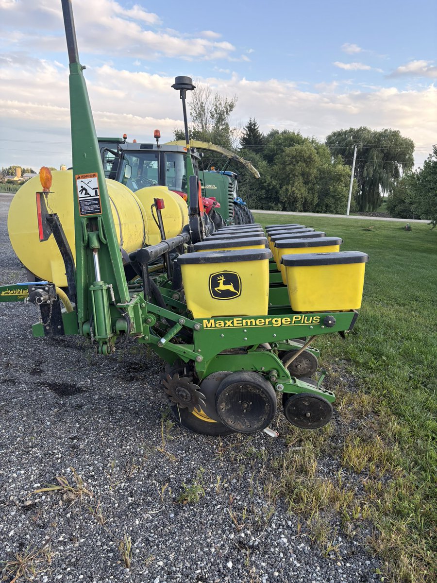 John Deere 1750
Trash whippers Liquid fertilizer, clean planter for sale $23000 CAD
