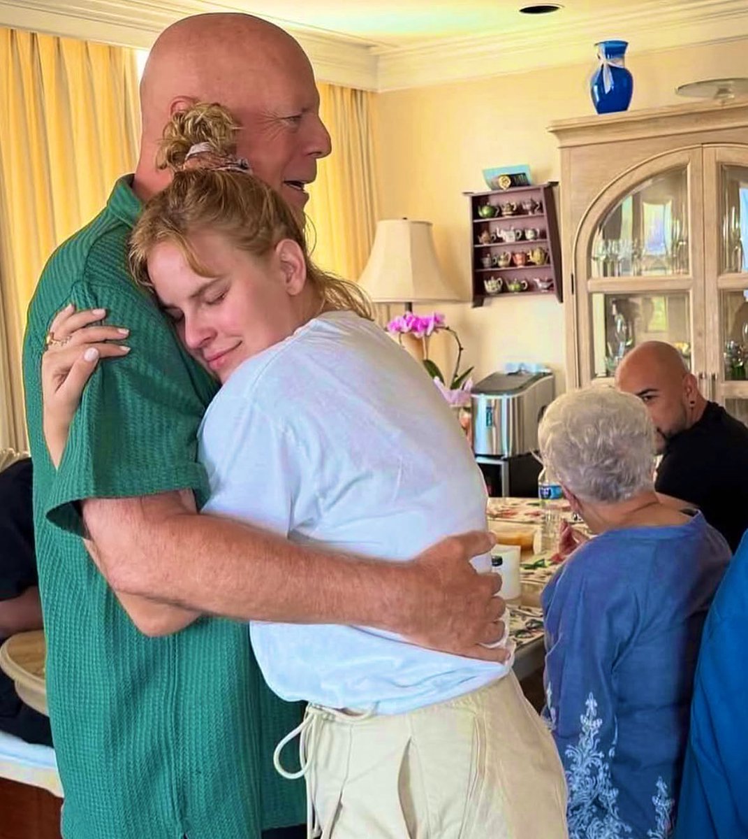 “Bruce Willis”:
Porque finalmente fue trasladado a un hogar para cuidados permanentes separado de su familia, el avance de su demencia ya le impide hablar y ya no recuerda que fue estrella de Hollywood