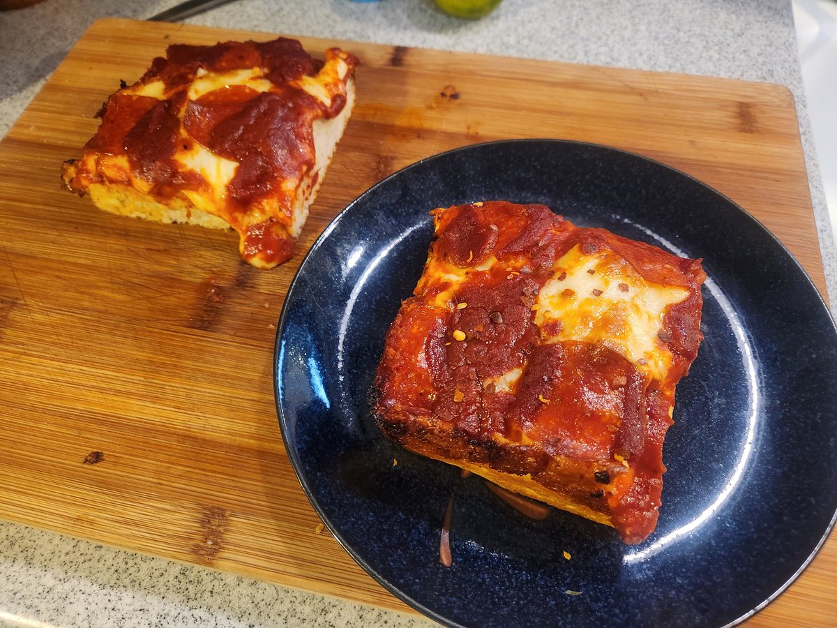 Detroit-style pizza tonight. ##twittersupperclub #mfermeals