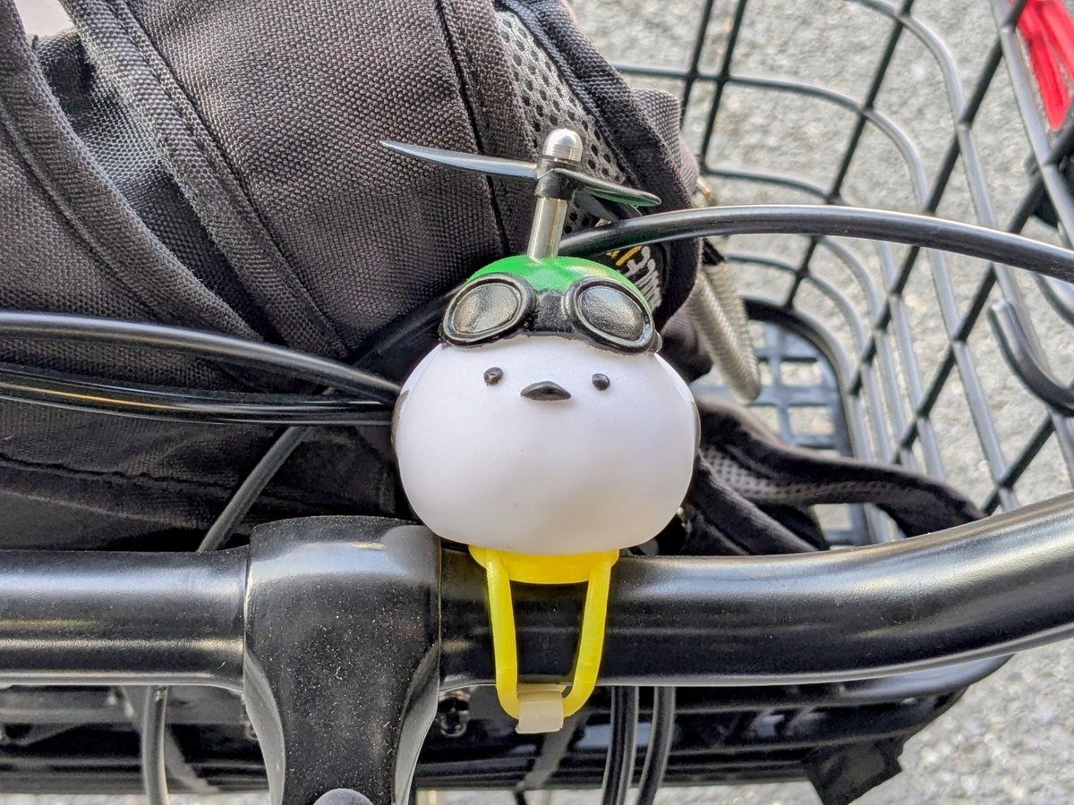 黒チャリに買い替えたら駐輪場で毎回迷子になるから、DAISOでエナガちゃんホーン買った🐦

かわいすぎて自分向きにしたら、運転中ずっと見ちゃって逆に危険という落とし穴😂