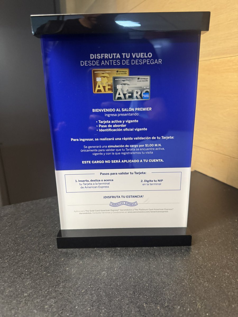 Muy arcaico que tengas que presentar la tarjeta física American Express Aeroméxico Platino para entrar a las salas Premier. Tengo la tarjeta digital, la app y la tengo en Apple Pay. Con eso, mi pase de abordar y mi INE debería ser suficiente para entrar pero me dejaron fuera. Ya