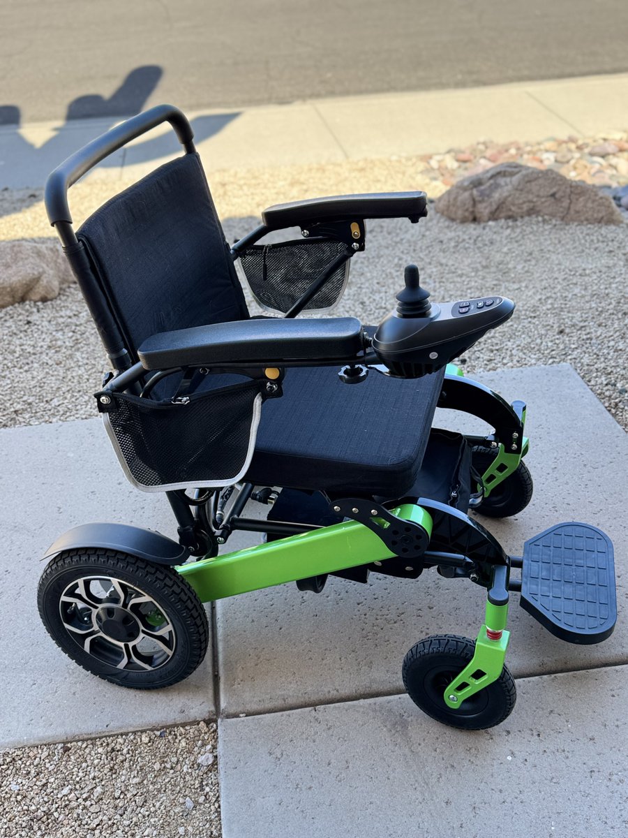 BreanneJK's tweet photo. It's my birthday today &amp; have been using this water bottle since it was given away daily, even got it set up perfectly for my wheelchair to take it with me. I had to help an elderly neighbor today, 1 hour left in the vehicle &amp; it died. Zombie Duck 1, Water bottle 0 😭@TMobile https://t.co/HG4wHJpIBI