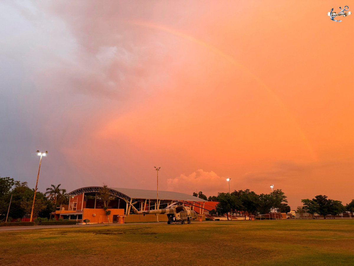 SEMAR_mx's tweet image. Compartimos la magia de un atardecer en el campo donde el cielo se pinta con el arcoíris, mientras nuestro helicóptero MI-17 descansa en tierra listo para cumplir con el deber.

#BuenasTardes
#PoderNaval
