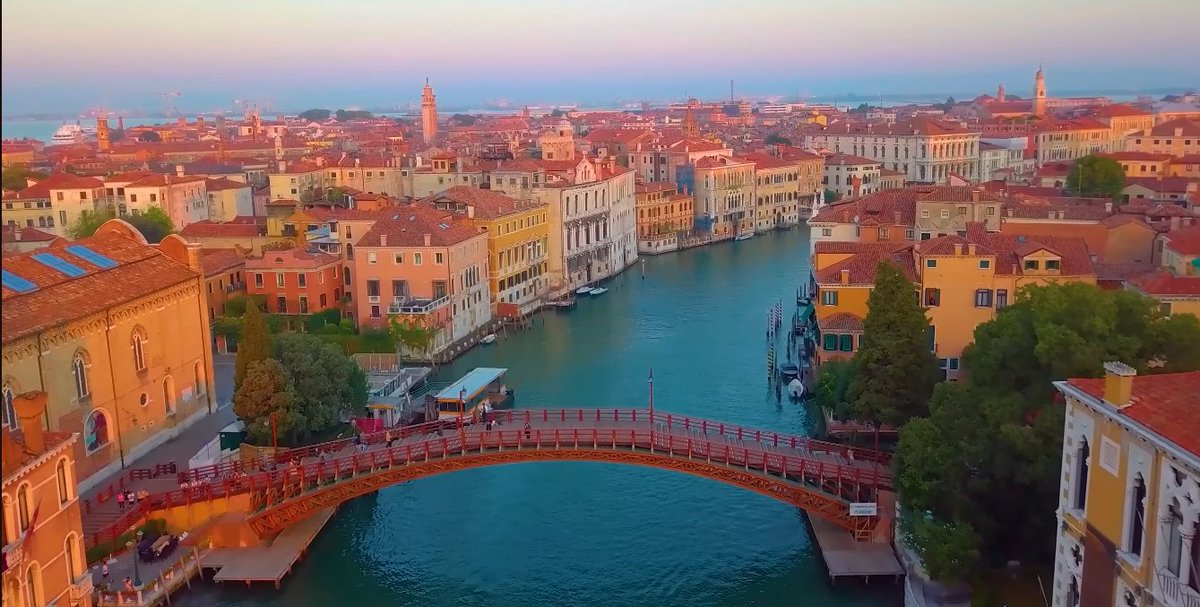 VuHung0107's tweet photo. Wish a good morning 𝕏 🌻
Let your work life be like this peaceful river. 
Venice, Italy.
Accademia Bridge over the Grand 🌹
#Italia #LifeBeautiful https://t.co/uJseNfXlF1