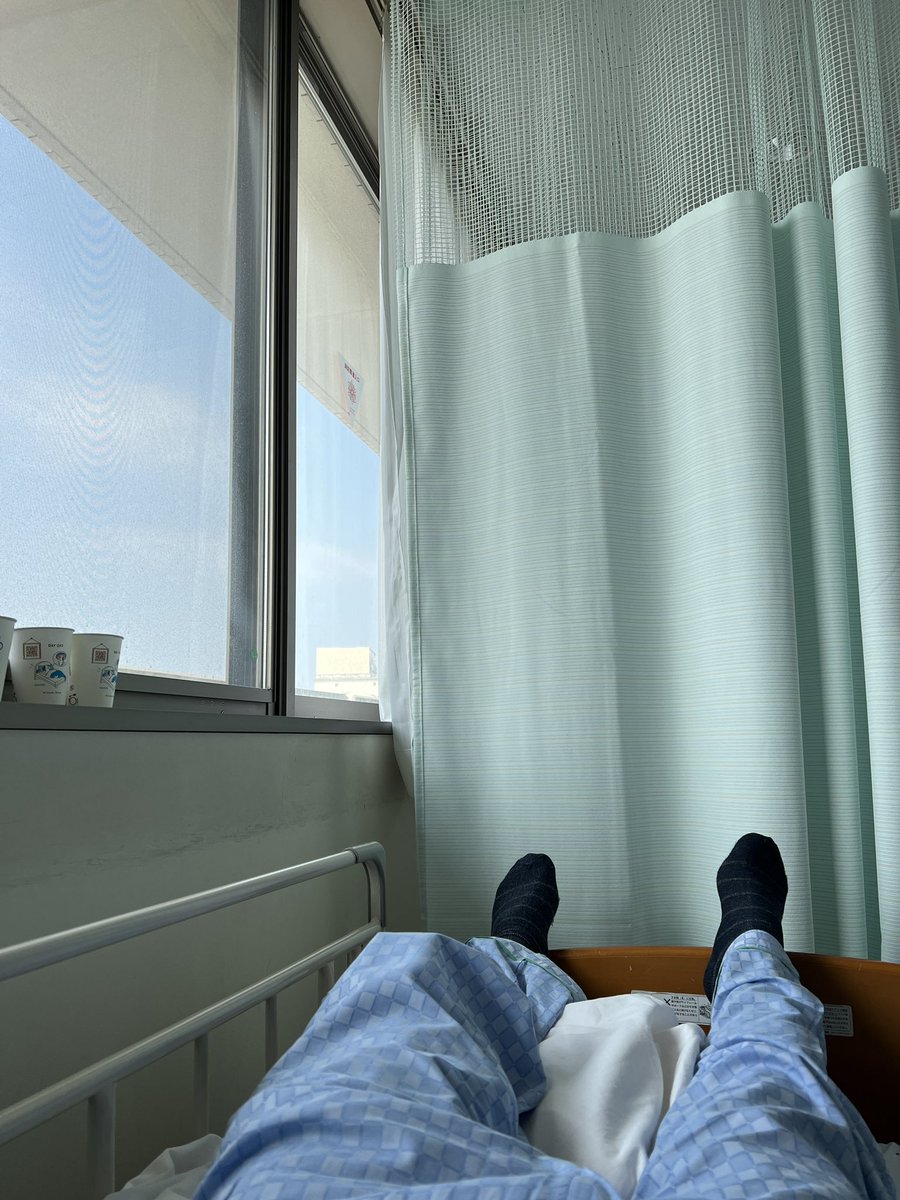 術後14日目。この2日間、いろいろと不安になって、何もする気なくて。右手は相変わらず思うように動かず。首は、少し上下にできるようになったのかな。今後のお店の事や、帰ってからの生活とか考えると。予定では、明日から病棟が変わるので今日は，気持ち入れ替えて。