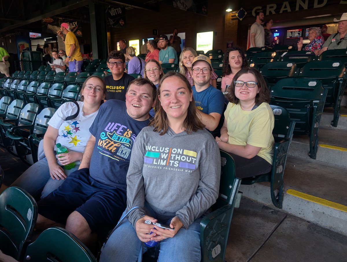 Best Buddies Citizens enjoying tonight's <a href="/LouisvilleBats/">Louisville Bats</a> game! So thankful to be together in lovely weather! <a href="/BestBuddiesKY/">Best Buddies KY</a> ⚾