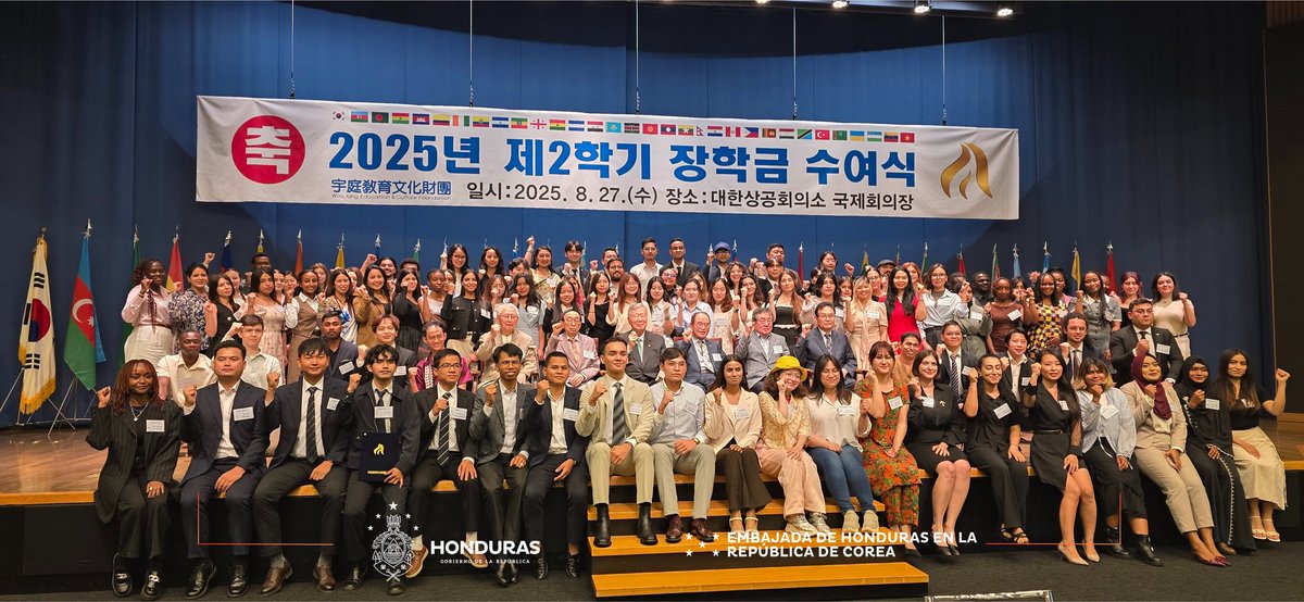 HondurasenCorea's tweet photo. La Embajada de Honduras en Corea participó en la ceremonia de becas de la Fundación WooJung 🎓.

🇭🇳 Una joven hondureña fue beneficiada este semestre — la primera vez que un hondureño recibe esta beca gracias a la gestión de la Embajada.
#HondurasEnCorea #Becas #WooJungFoundation https://t.co/L60KBSyc6U