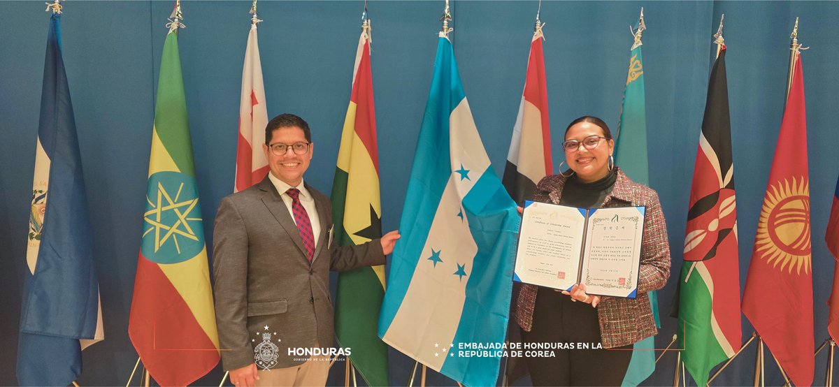 HondurasenCorea's tweet photo. La Embajada de Honduras en Corea participó en la ceremonia de becas de la Fundación WooJung 🎓.

🇭🇳 Una joven hondureña fue beneficiada este semestre — la primera vez que un hondureño recibe esta beca gracias a la gestión de la Embajada.
#HondurasEnCorea #Becas #WooJungFoundation https://t.co/L60KBSyc6U