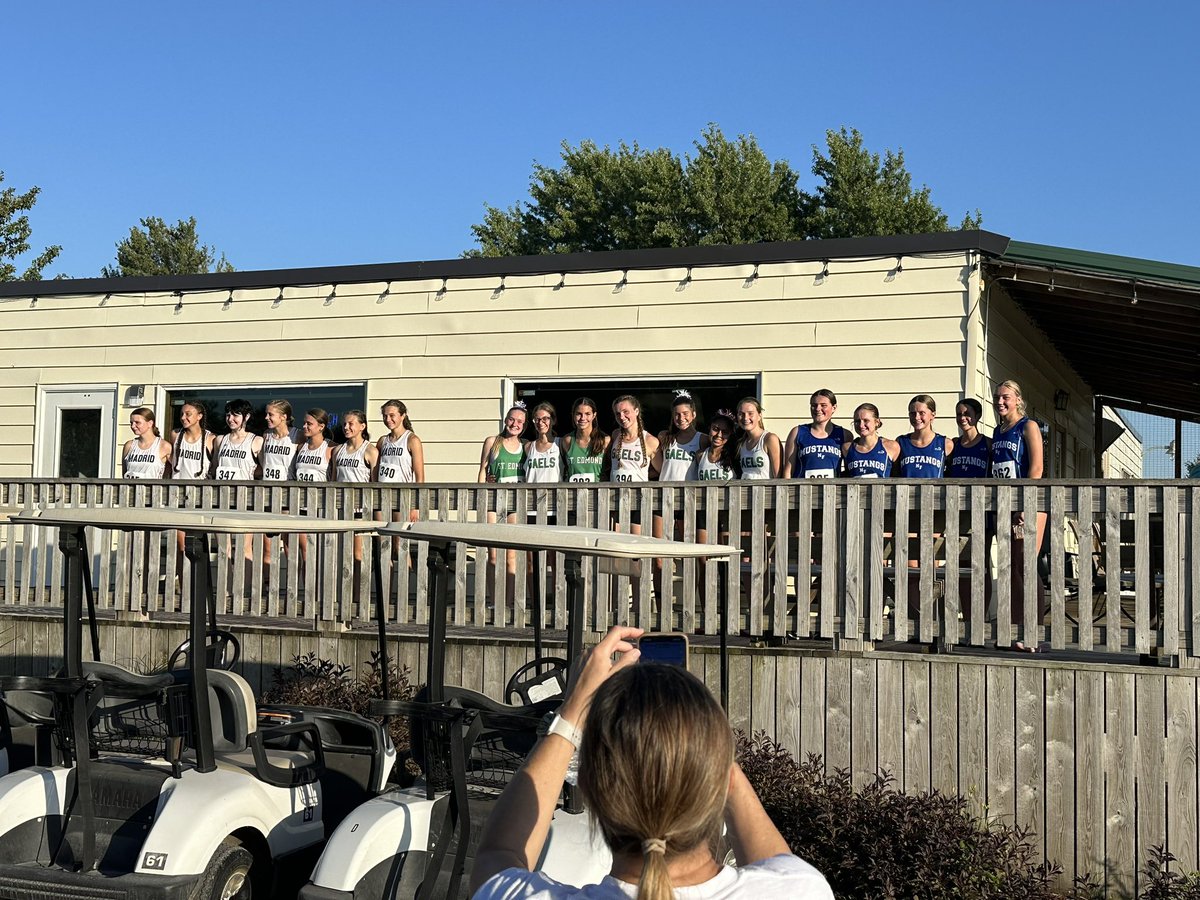 SE_XC1's tweet photo. Girls 2nd to Madrid. Boys 4th to East Sac, Greene County, &amp; Manson NW. Anthony Valles is meet champ. Great day to be a Gael💚🏃🏻‍♀️🏃‍♂️ https://t.co/vXAaa75QsS