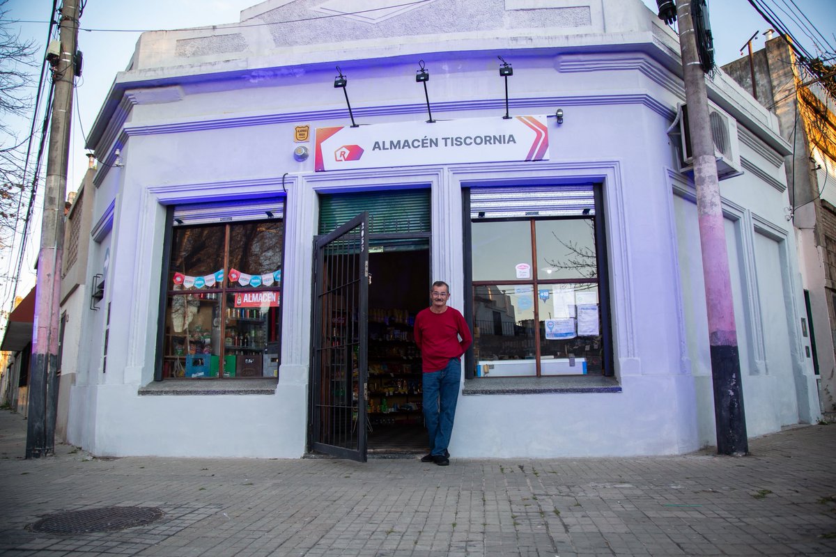 figueroamatias_'s tweet photo. Continuamos con Mi Frente Encendido, un programa que impulsamos con un propósito claro: fortalecer la economía de nuestros barrios y mejorar la seguridad en las calles.

Acompañamos a los comerciantes que sostienen la vida cotidiana de cada barrio, dándoles visibilidad y apoyo con carteles, pintura e iluminación. Todo esto sin costo para ellos, porque los recursos provienen de lo que le quitamos al delito y hoy vuelven en forma de obra y transformación concreta.

Con el impulso del gobernador @maxipullaro seguimos demostrando que el Estado puede estar donde tiene que estar: cerca de la gente, del lado de quienes trabajan honestamente y con resultados concretos 💪