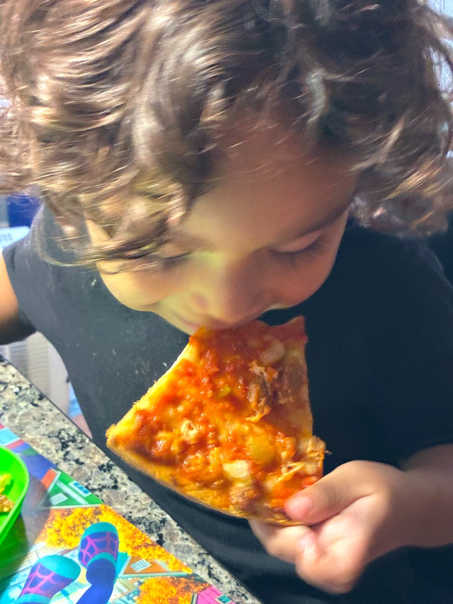SueHappy3's tweet photo. #Chicagoboy #PizzaforDinner #Sirchunky
FROZEN PIZZA! #Budget https://t.co/tPOzg0OKze