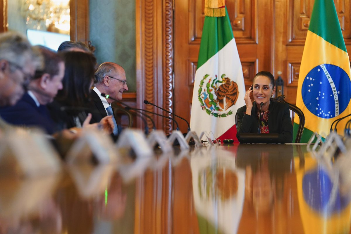 geraldoalckmin's tweet photo. Tive a honra de concluir nossa visita ao México me reunindo com a presidenta @Claudiashein. Seguindo a orientação do presidente @LulaOficial, iniciamos os trabalhos para, nos próximos 12 meses, ampliarmos nosso comércio e nossos investimentos, fortalecendo ainda mais os laços econômicos entre nossos países. O México dá sorte para o Brasil: foi ali onde nos tornamos tricampeões, em 1970, com Pelé (do meu Santos)! 🇧🇷🇲🇽 
📸Jessica Ramírez / Presidencia