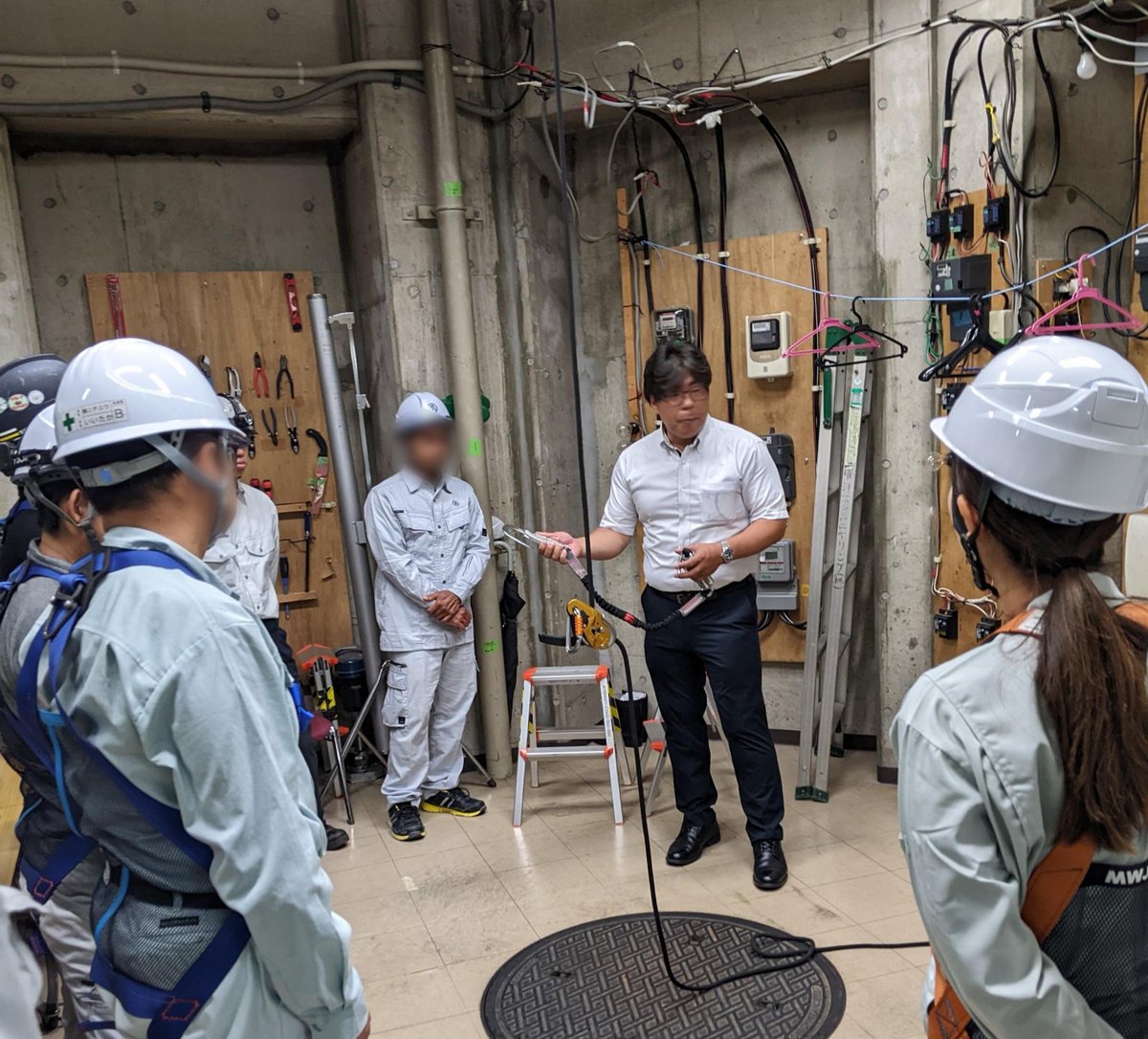 フルハーネス型墜落制止用器具特別教育を行いました。実技教育では、実際に１本吊り安全帯とフルハーネスを着用したぶらさがり体験を行いました。自らの身体に大きな負荷がかかるのを実感できますので墜落災害の危険性を肌で感じ取っていただけます。 #フルハーネス #墜落災害 #東京都電気工事工業組合