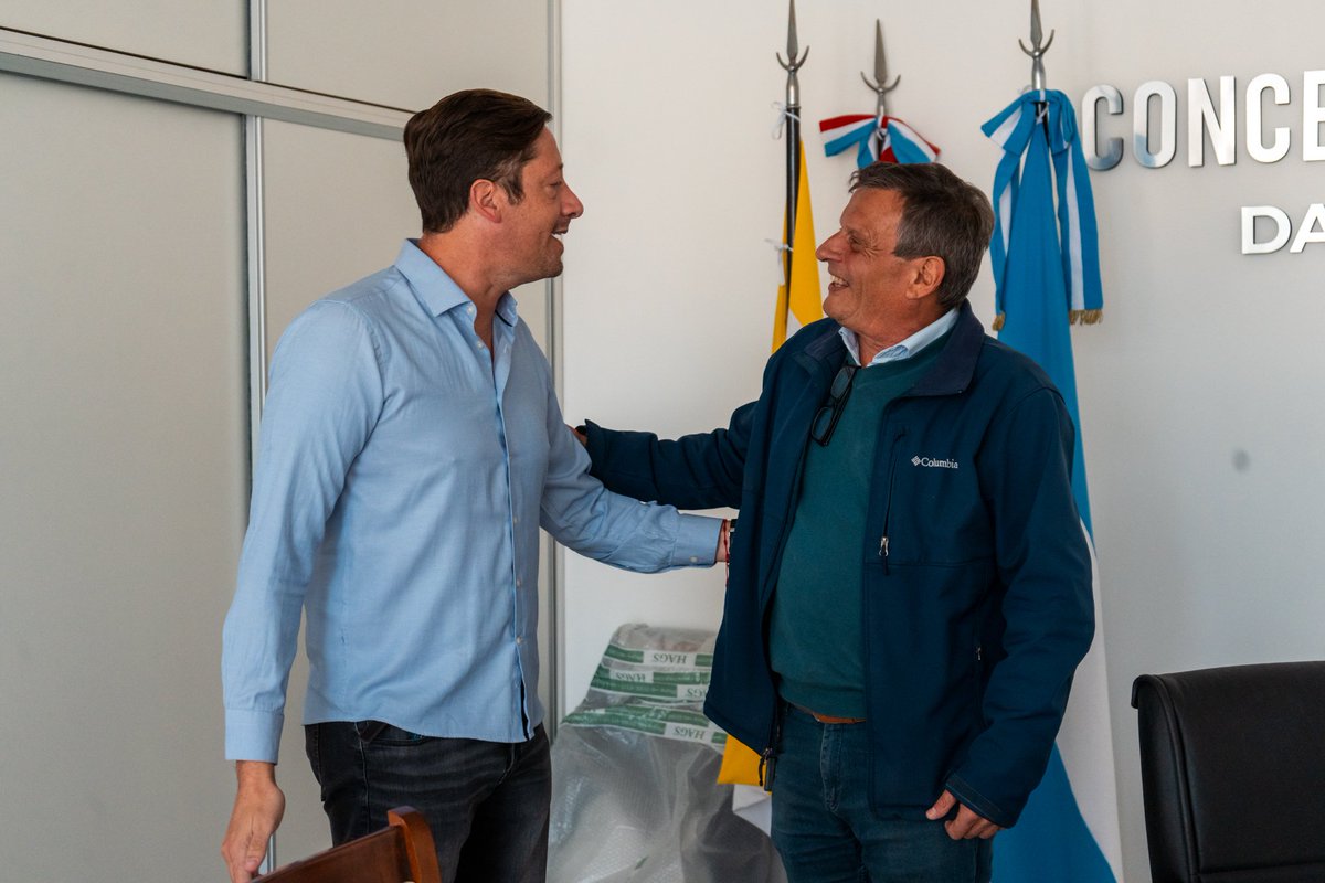 David_Consalvi's tweet photo. 🤝 Junto al intendente Rubén Sargiotto de la localidad de #DalmacioVélez, recorrimos los avances en las obras de adoquinado de calzada y mejoras estructurales en el #IPEM116 Manuel Belgrano.
✍🏻 A través del #FOCOM, aportamos a la localidad 100 millones de pesos para el adoquinado del Bv. Córdoba y calles aledañas, sumando casi 9.000mt2.
✏️ Además por medio del programa "Habitar la Escuela", aprobamos una partida de 77 millones de pesos para #MejorasEdilicias en el colegio secundario Manuel Belgrano (IPEM 116).