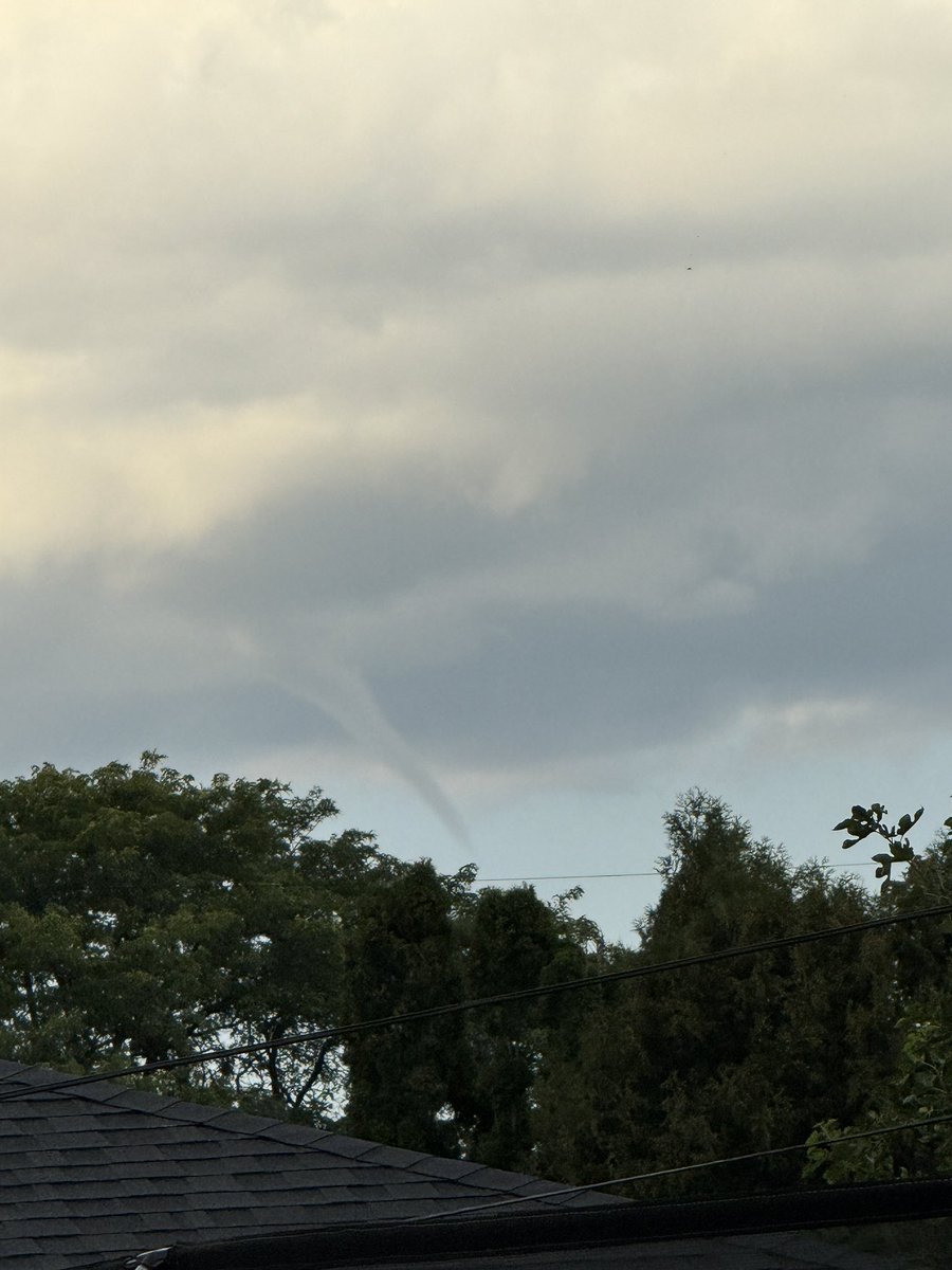 funnel NE of fort dodge right before 7pm! <a href="/EdWilsonWX13HD/">Ed Wilson</a> <a href="/ChrisKuball/">Chris |☇uball</a> <a href="/JSydejkoKCCI/">Jason Sydejko KCCI</a> <a href="/KCCIWeather/">KCCI Storm Team 8 Weather</a>