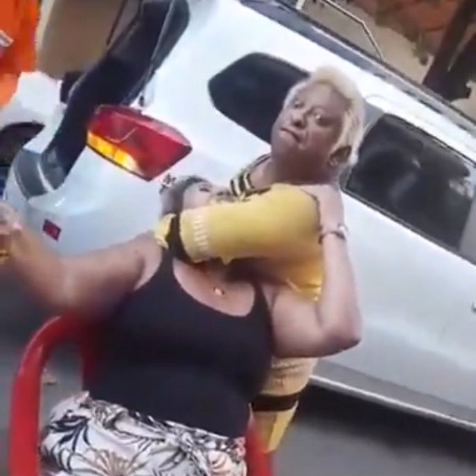 Pedi a bolsa nova da minha mãe  emprestada, bicho ela olhou pra mim e já disse “pedi, isso daí pra mim não.” Eu aqui pensando o que ela pensou kkkkkk “o que esse viado quer mais?”