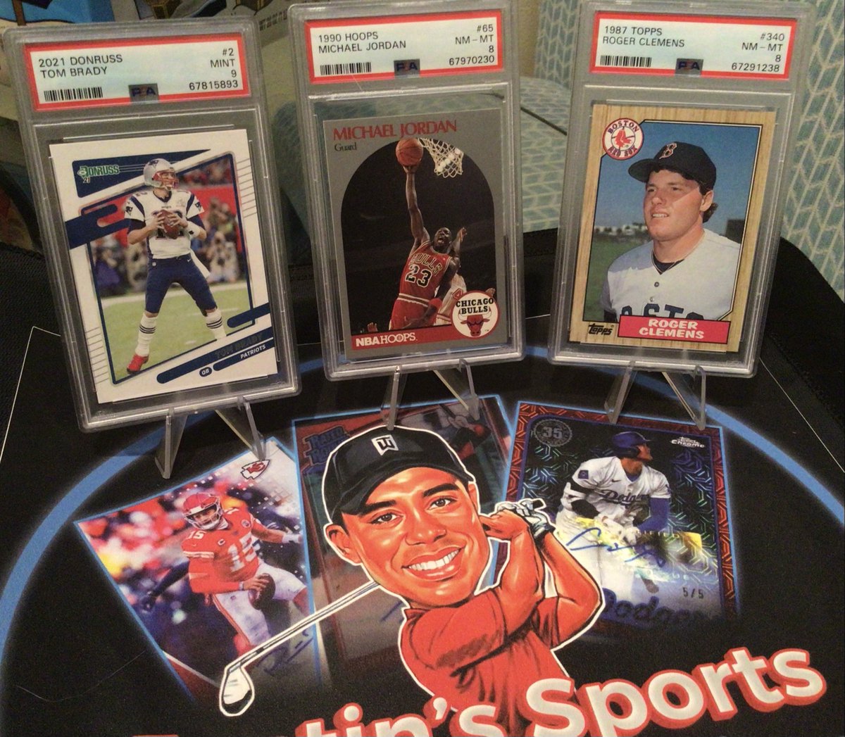 Thursday night GOAT question (and Roger)
Which card would you like for the next giveaway.
Let me know. Thx 
#Jordan #MJ #GOAT #TomBrady