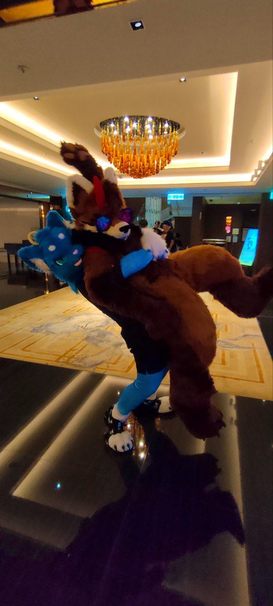 UminekoFursuit's tweet image. 【Umineko海貓】
Hehe, look what I caught!
#FursuitFriday #Ardu #UTFG2025 
🟤:@Warren_0713 
🪡:@KemoTianou