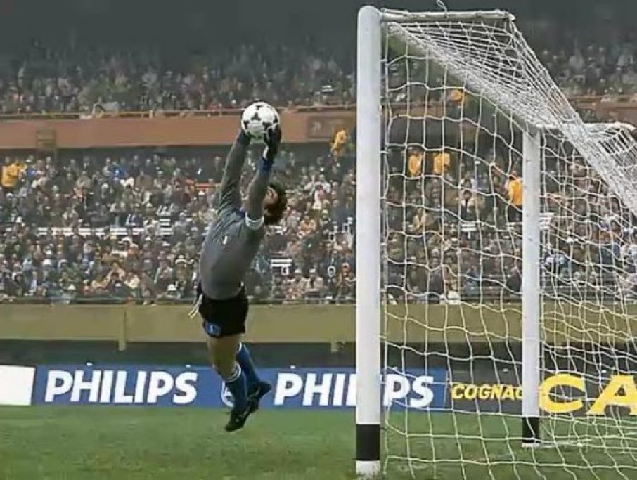 futbolretroes's tweet photo. La indumentaria, el balón, las bases de color negro de las porterías, la palomita del portero... preciosa foto https://t.co/wmAqUIceIs