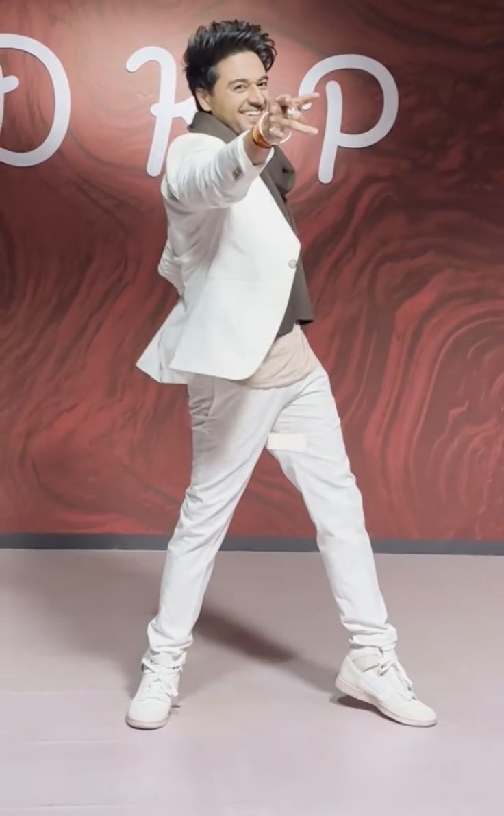 meenakshiyadav_'s tweet image. Bigg Boss just got more entertaining with Gaurav Khanna in the house! 🎉 #SupportGaurav #GauravKhannaMagic