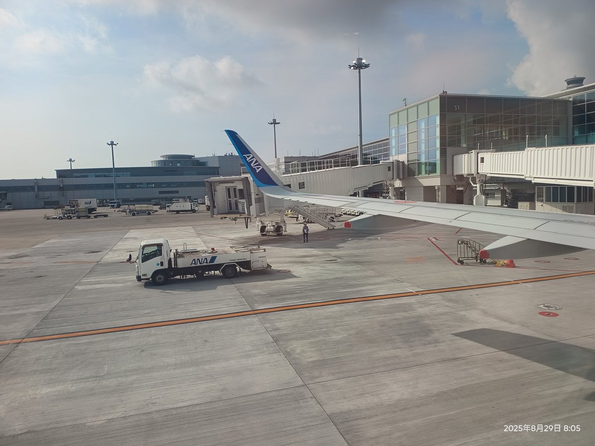 JapanGottu's tweet photo. お邪魔してま〜す✈️
ブラリーマンは1日羽田を満喫することを誓います
税関食堂からのハンガーツアー楽しみ✨️ https://t.co/Bk6yC5PUWe