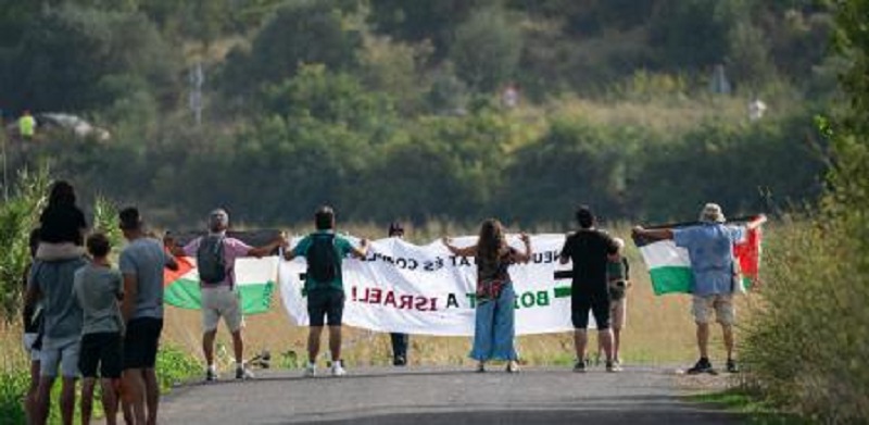📢 Manifestation à la Vuelta d’Espagne 🚴‍♂️
Aujourd’hui, des militants pro-palestiniens ont brièvement bloqué le départ de la 6ᵉ étape de la Vuelta, visant l’équipe Israël Premier Tech.
 #Palestine #Gaza  #israelpremiertech
mouvementcommuniste.over-blog.com/2025/08/des-mi…