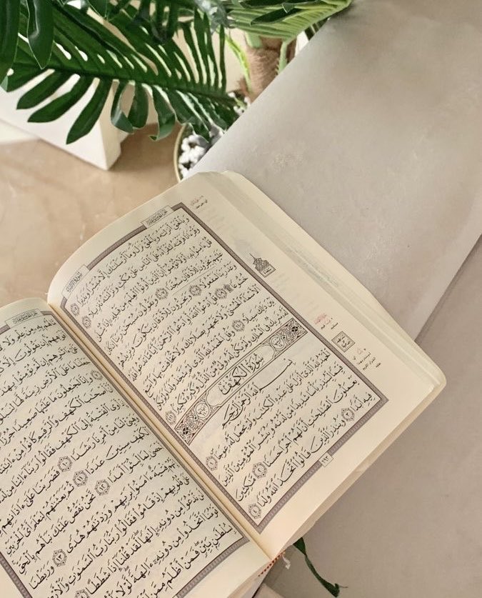 #صبـــاح_الجمعـــة⁩.
⁧#صلـــوا_عالنبـــــي⁩.
𝘽𝙡𝙚𝙨𝙨𝙚𝙙 𝙁𝙧𝙞𝙙𝙖𝙮 ᥫ᭡

ما بين الفجرِ و إشراقةِ شمس الصباح حُلمٌ جميل وَ املٌ يتجدد..
وصباح الخير ..للذين يفتحون نوافذ قلوبهم للنور ، اللذين يصنعون من التفاصيل الصغيرة بهجة كبيرة..🦋