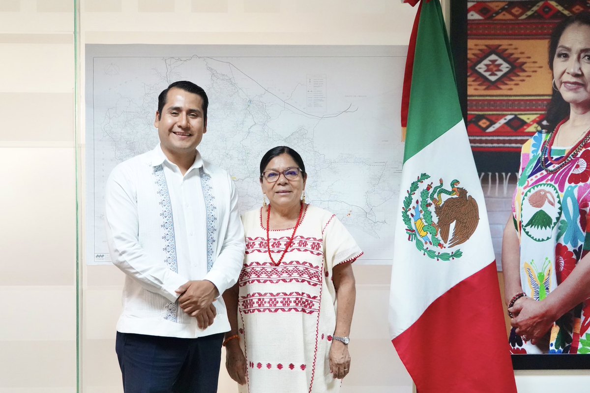defensoria_oax's tweet photo. El titular de la Defensoría Pública del Estado, Marcelo Merino García, sostuvo una reunión de trabajo con la Secretaria de Interculturalidad, Pueblos y Comunidades Indígenas y Afromexicanas, Juana Hernández López.  

Somos #UnPuebloTransformandoSuHistoria https://t.co/YHclhzId0B