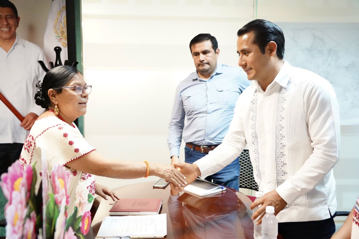 defensoria_oax's tweet photo. El titular de la Defensoría Pública del Estado, Marcelo Merino García, sostuvo una reunión de trabajo con la Secretaria de Interculturalidad, Pueblos y Comunidades Indígenas y Afromexicanas, Juana Hernández López.  

Somos #UnPuebloTransformandoSuHistoria https://t.co/YHclhzId0B