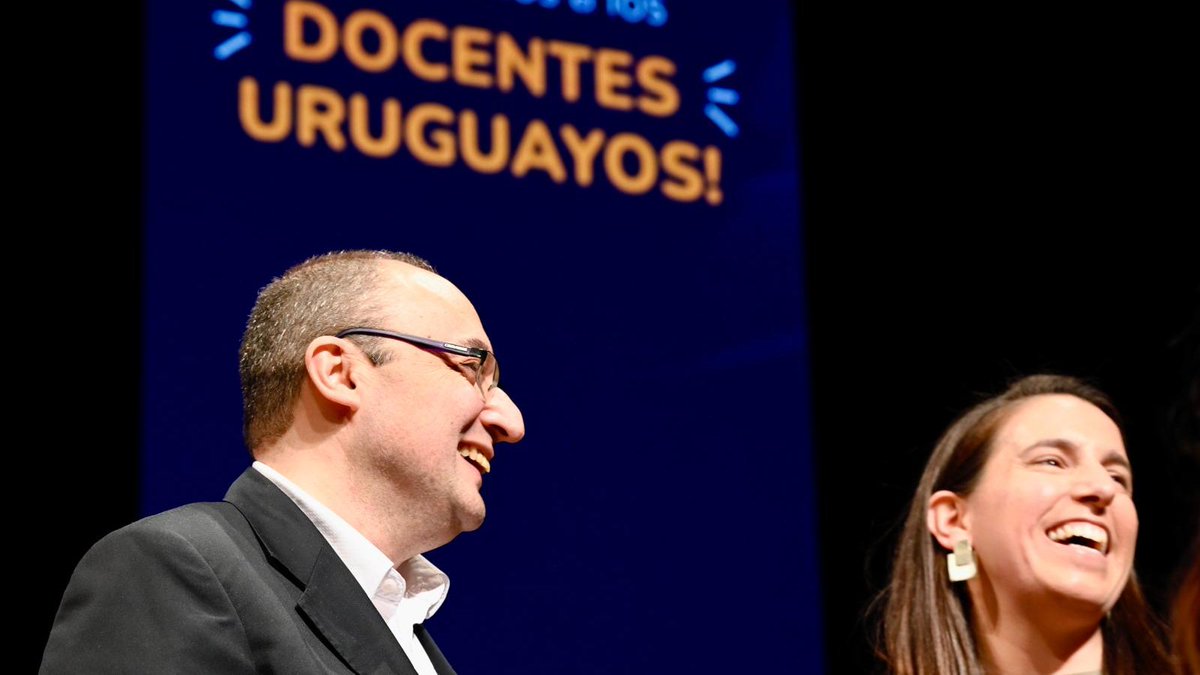 El director general del #MEC <a href="/CarlosVarelaMVD/">Carlos Varela Ubal</a> junto a representantes de <a href="/ANEP_Uruguay/">ANEP</a> participaron de la entrega del Premio ReachingU al docente uruguayo/a.

<a href="/Reaching_U/">Fundación ReachingU</a> es una Fundación que financia y co-crea programas de educación de calidad para niños, niñas y adolescentes en