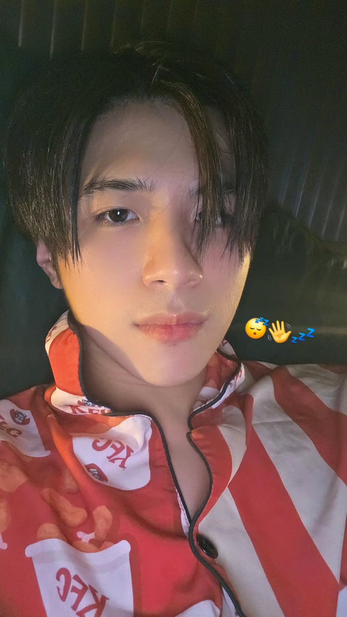 เมื่อคืนมีเด็กมาไลฟ์ดึกๆ อีกแระ แน่นอนว่าหลับ 55..แต่เอ็นดูใส่เสื้อ  KFC คือเมื่อวานก็แวะซื้อ KFC ให้เด็กที่บ้านพอดี 😁

#คนของแปลน #PlanRathavit