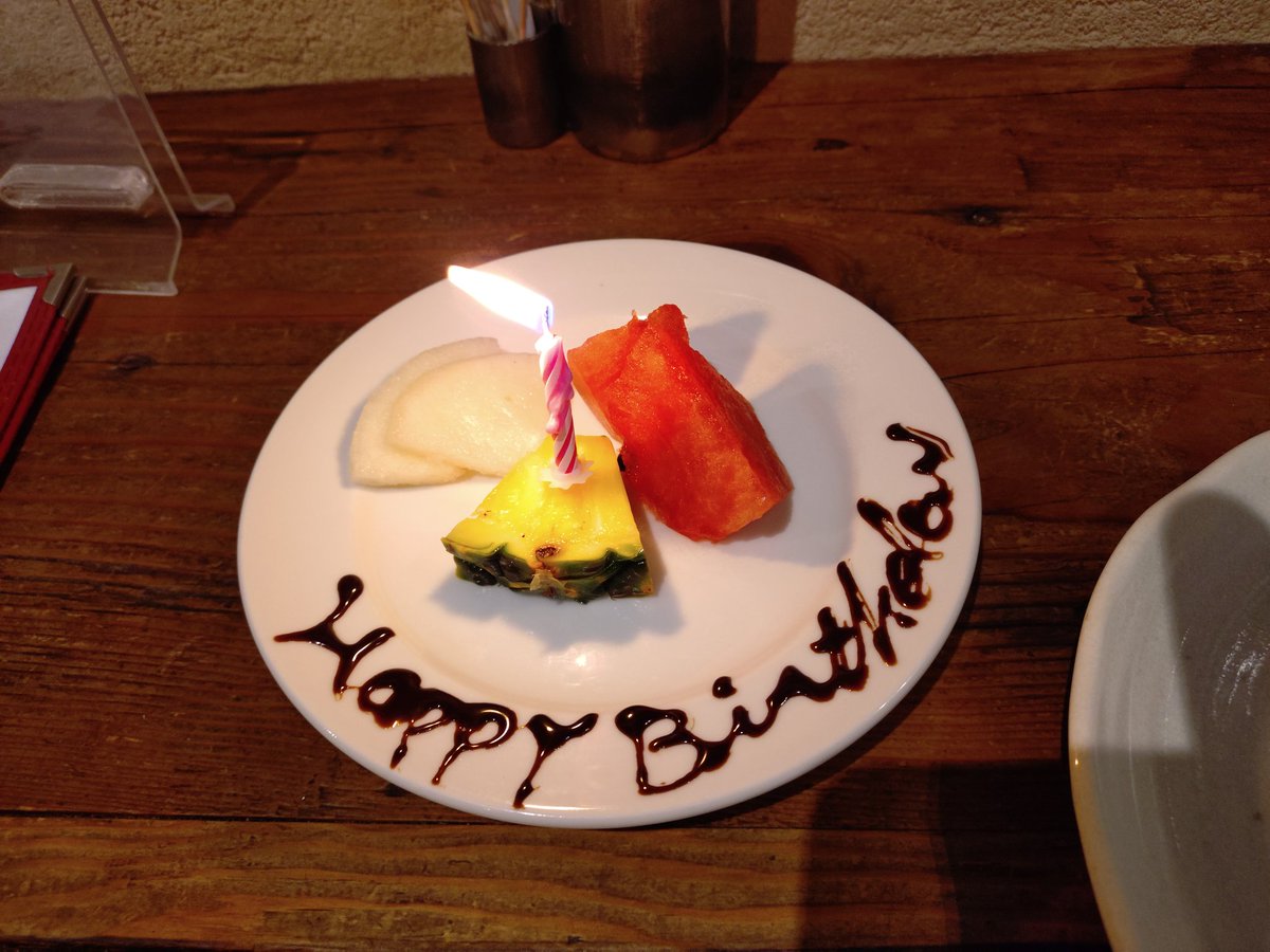 「もうこんな事なかなか出来ないな」と思ってふらっと立ち寄ったら、「フライングだけど」とプレートくださった。嬉しいなぁ。真っすぐな人柄がよくよくわかる。次の1年、良い年にします！