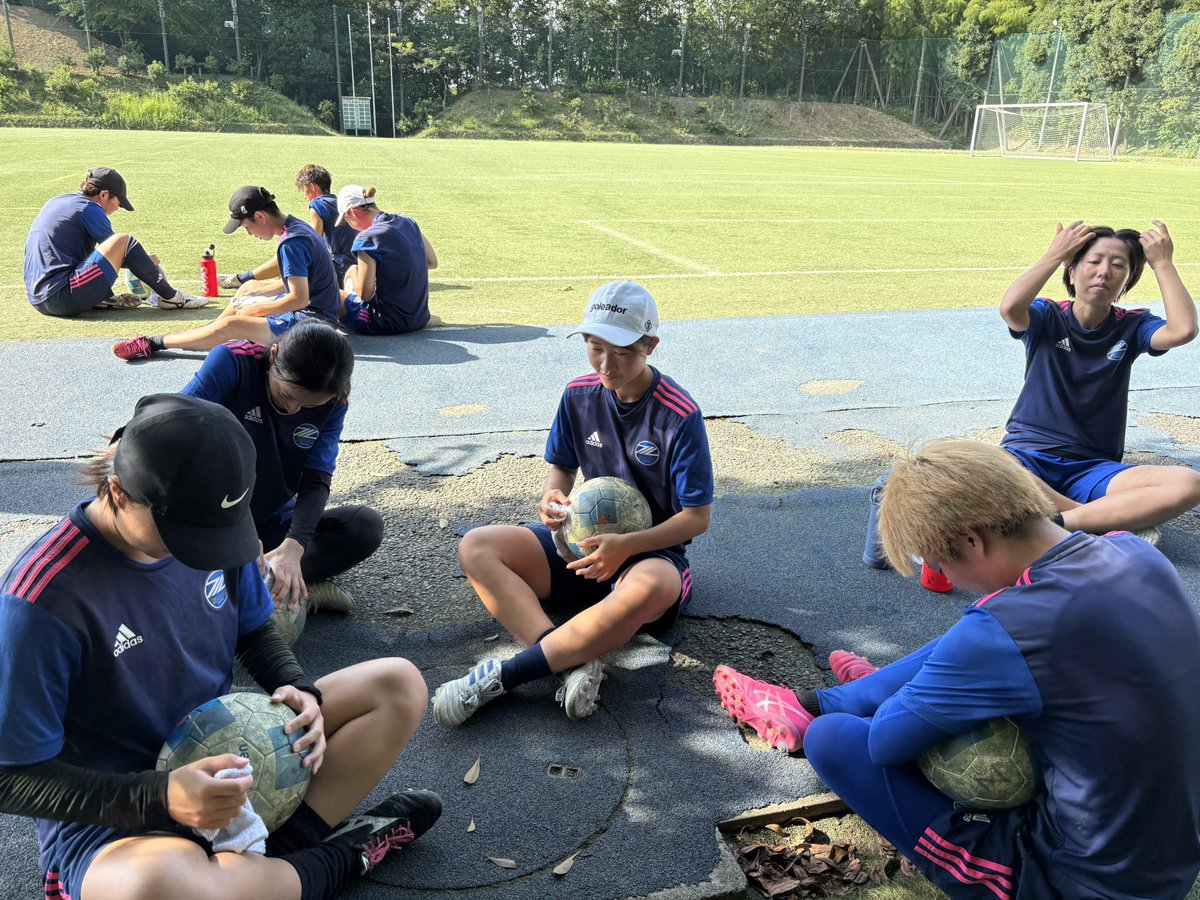 fcmz_ladies2017's tweet photo. 🔵⚪️
off shot‼︎

今日も練習後にみんなでボール磨き🧽⚽️✨

#zelvia
#ゼルビアレディース
#FC町田ゼルビア https://t.co/4g6WWUmFaJ