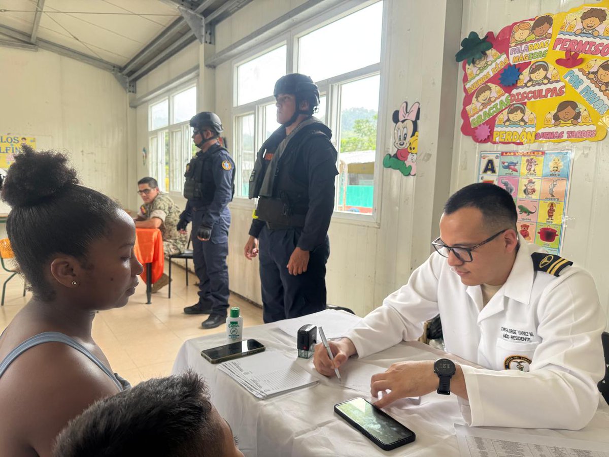 armada_ecuador's tweet photo. #Esmeraldas || La Armada del Ecuador a través del Comando de Operaciones Norte en coordinación con los repartos navales de la plaza Esmeraldas, realizó una brigada médica en la Unidad Educativa Armada Nacional, ubicada en la parroquia Chucaple, en el cantón Quinindé de la provincia de Esmeraldas.

En esta actividad, 300 personas, incluyendo adultos, adolescentes y niños, fueron atendidos en medicina general, odontología, pediatría traumatología; y recibieron  medicamentos.

Asimismo, personal militar brindó el servicio de peluquería, y la Unidad de Apoyo al Desarrollo Marítimo de Esmeraldas impartió charlas sobre educación marítima y cuidado del entorno marino.

Con estas acciones, la Armada del Ecuador reafirma su compromiso institucional y contribuye con el bienestar y la seguridad de la población esmeraldeña.

¡Donde la patria nos necesite, estaremos!

#ArmadaDelEcuador 
#SiempreArumbo 
#SoyNaval