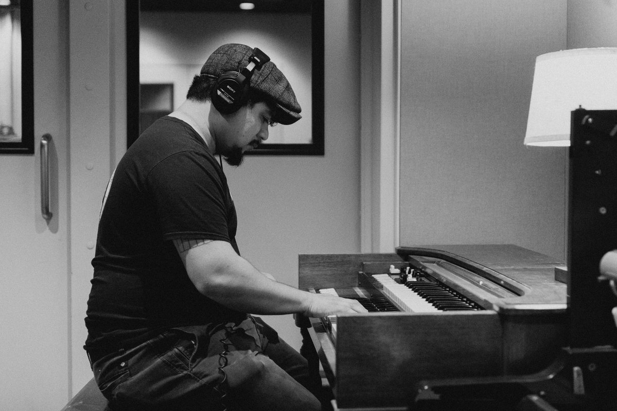 JER the Artist (They/Them) (@skatunenetwork) on Twitter photo Some moments from the studio recording Death of the Heart
Have u bumped the record yet? 👀
📸: <a href="/raemystic_/">rae mystic</a> Some moments from the studio recording Death of the Heart
Have u bumped the record yet? 👀
📸: <a href="/raemystic_/">rae mystic</a>