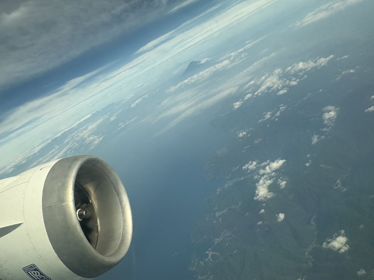 katori_online's tweet image. おじゃましまんもすぱおん🐘

ぱおおおおおおおおおーん🐘🐘　🗼🐘

伊丹から搭乗時✈︎A側席💺は
Mt.Fujiが見えます🗻🥰

#Arrival #HND