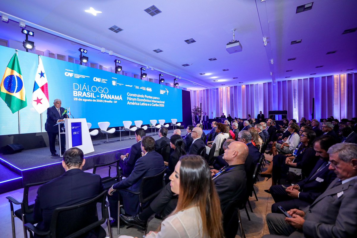 as_salazar's tweet photo. *Mulino: Panamá está listo para liderar el proceso de integración de América Latina* 
 
El presidente de la República, @JoseRaulMulino invitó este viernes en Brasilia a todos los países del Mercosur a promover aún más la integración de toda América Latina a través de la cooperación y el comercio, con el fin de lograr una región más fuerte, próspera y equitativa para sus ciudadanos.

Panamá, aseguró Mulino, está lista para asumir el liderazgo regional hacia esos objetivos.
Este mensaje de hermandad regional y colaboración estuvo en el centro de su discurso de fondo ante empresarios de la Confederación Nacional de la Industria (CNI) de Brasil, durante el Foro Empresarial "Diálogo Brasil – Panamá. Construyendo puentes para el Foro Económico Internacional América Latina y el Caribe".

Para avanzar hacia esa integración, explicó Mulino, todos los países latinoamericanos necesitan “superar las barreras burocráticas, armonizar regulaciones y, sobre todo, voluntad política para trabajar como un bloque”.
El mandatario reseñó los vínculos y similitudes que acercan a Panamá y Brasil para ser parte integral en estos objetivos.

“Nuestras naciones están unidas por un destino común: construir un futuro de prosperidad y cooperación para toda América Latina”, expresó el mandatario. La relación entre Panamá y Brasil no es solo cuestión de diplomacia o comercio, “es una alianza estratégica que simboliza el potencial de una región que, a pesar de sus desafíos, se mantiene resiliente y vibrante”, agregó.

“Los productos con valor agregado producidos aquí encuentran en Panamá una puerta de entrada para su distribución a toda la región. Al mismo tiempo, el sector de servicios panameño, particularmente en logística, finanzas y transporte, ofrece a las empresas brasileñas una plataforma inigualable para expandir sus operaciones globalmente. Panamá es la salida de los puertos brasileños más eficiente al Pacífico”, recalcó.
Panamá y Brasil comparten valores democráticos, un compromiso con la estabilidad regional y una rica herencia cultural. 
En ese sentido, adelantó que, desde la Presidencia pro tempore de la Asociación de Países del Caribe, planeará una cumbre de la Comunidad del Caribe (Caricom) en la ciudad costera de Colón.
También resaltó que Panamá, como el resto de América Latina, cuenta con ventajas estructurales inigualables, como su rica biodiversidad, sus recursos naturales, una matriz energética diversificada y una población joven, creativa y emprendedora.
Son estos jóvenes que buscan más oportunidades, crean empresas y soluciones a problemas, el motor del cambio y el futuro de la integración regional, explicó Mulino.
 
*Ventajas de Panamá para Sudamérica*
El presidente ponderó el rol de Panamá como un "hub" logístico para las Américas, que no se limita a los servicios que ofrece el Canal.
“Se trata del ecosistema completo que se ha desarrollado a su alrededor: puertos de clase mundial en ambas costas, una Zona Libre que es el centro de reexportación más grande del hemisferio, un 'hub' aéreo que conecta a más de 90 ciudades en más de 40 países, y un sector financiero que facilita el comercio internacional”, recalcó Mulino.

*Desafíos bilaterales y regionales*
Mulino sostuvo que la integración logística, por ejemplo, "no puede ser una simple suma de proyectos nacionales, sino una red interconectada que facilite el flujo de bienes, servicios e ideas de manera eficiente y a bajo costo. Este es un desafío hemisférico.
Panamá está listo para asumir un rol de liderazgo en la promoción de la integración. Tenemos el potencial para que los productos y la innovación brasileña lleguen a nuevos mercados y se expanda al mundo”. “Al invertir en infraestructura y tecnología, podemos fortalecer nuestras cadenas de suministro y hacer frente a los desafíos logísticos que nos impiden competir a nivel global”.
 
*Mercosur potencia las posibilidades de Panamá*
Mulino reiteró que la admisión de Panamá en el Mercosur fortalece la relacion