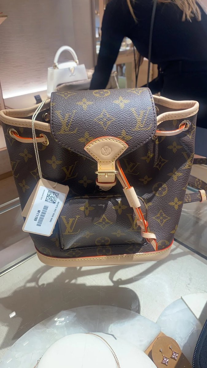 daisy49_daisy's tweet image. Power, class, and a touch of LV 👜💼 Shopping for success — because every boss lady deserves a little luxury 💋💪 #LVBoss #OwnTheLook #LuxuryLifestyle