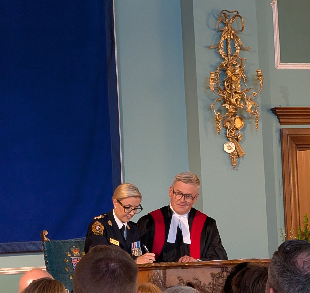 SocMedGirlyyj's tweet image. Memorable afternoon @GovHouseBC, witnessing the @vicpdcanada #ChangeOfCommand ceremony from @ChiefManak to @FionaWilsonVPD!🥹🥲
Thank you @LGWendyCocchia for hosting.
It was an honour to be present, and to reunite with old friends and colleagues.
Thank you MS and KK at VicPD.🤲