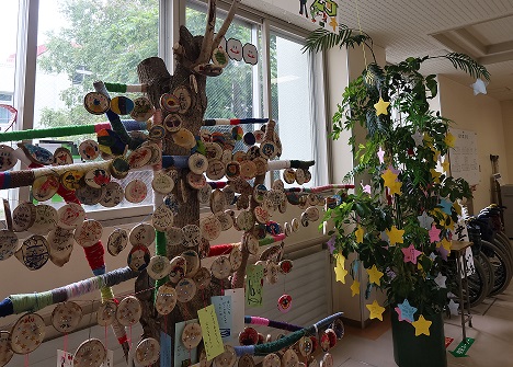 【#プラザ六中 で六中七夕が開催されました🎋】 短冊を書いてヨーヨー釣りやおもちゃすくいにチャレンジ📷地域の子どもたちも目をキラキラさせて楽しんでいました📷📷ボランティアの方々もお手伝いただきありがとうございました📷