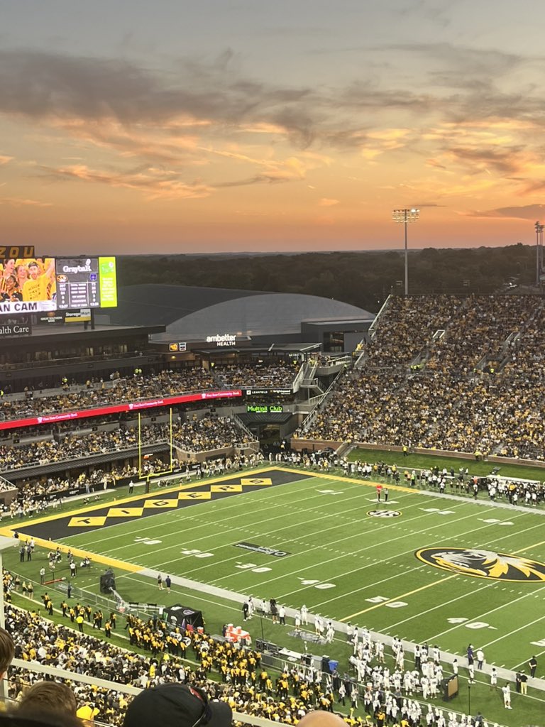 _MelissaFitz's tweet photo. @MizzouAthletics some signage on the indoor sure would look good…just an idea. https://t.co/v7GQZkDL21