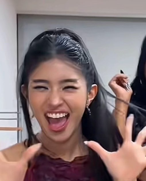 yinxed_'s tweet image. same person??!             SAME PERSON!!!