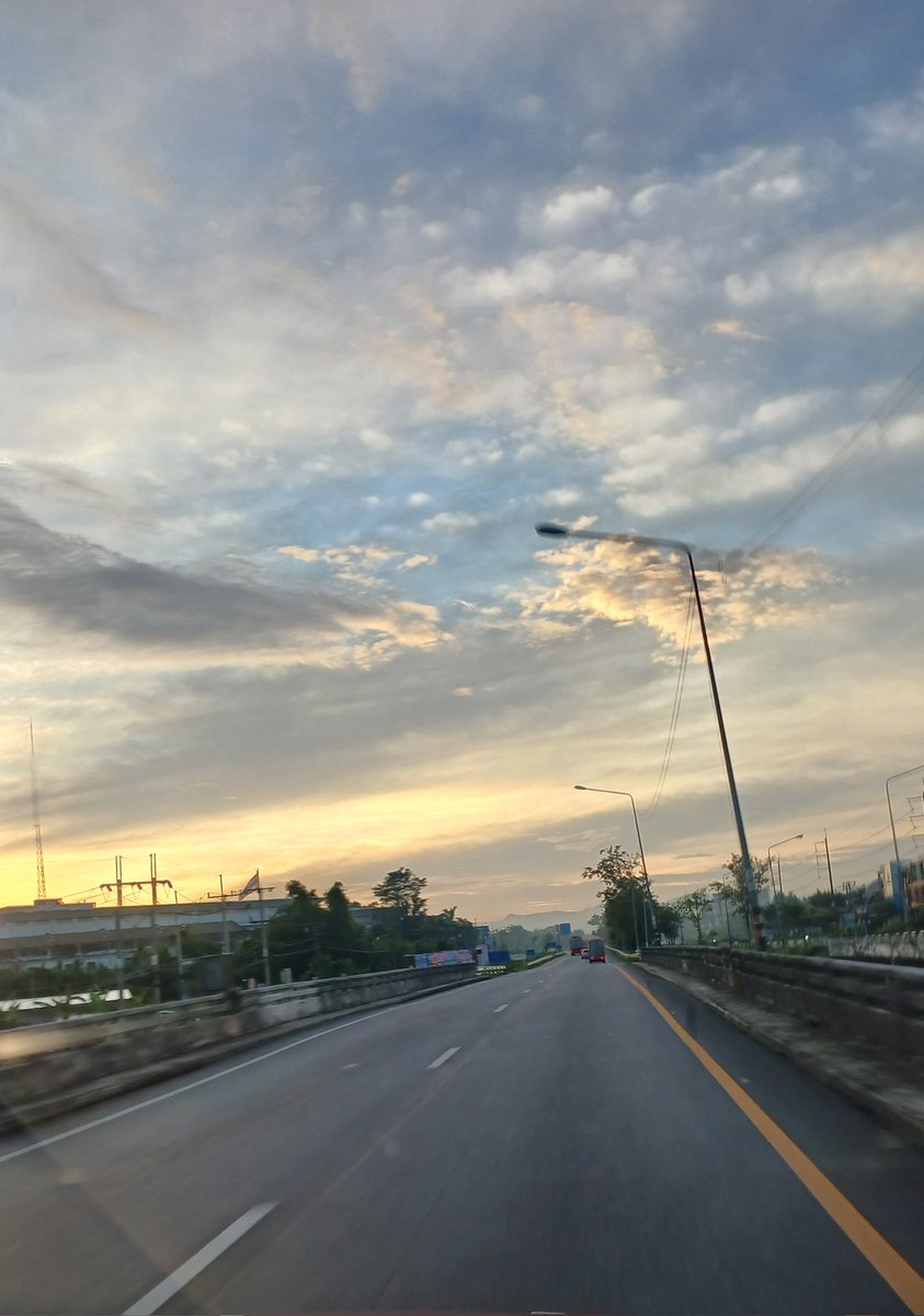 ...เช้านี้ที่ Hatyai น่ะ  จิบกาแฟ แลดอแลนดำๆใหญ่ๆ  สมคำเล่าลือ นี่แหละรสชาติของชีวิต....