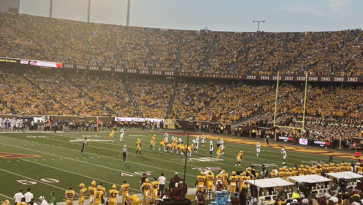 It’s a beautiful evening for #gopherfootball in #Minneapolis.  Go Gophers!