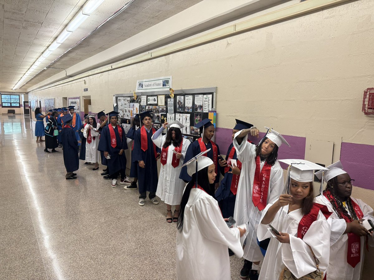 Congratulations to our Roosevelt High School summer graduates! The hard work, perseverance, and sacrifice you put into your studies this summer has led you to this proud moment. 🧑‍🎓 #RHSECS #alwaysmovingforward <a href="/YonkersSchools/">Yonkers Public Schools</a> <a href="/RcollinsJudon/">RoseAnne Collins-Judon</a> <a href="/AnibalSolerJr/">Aníbal Soler, Jr.</a> <a href="/a_dechent/">Edward DeChent</a>
