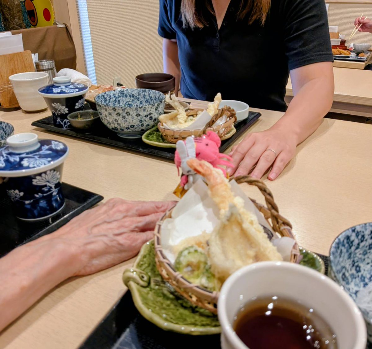 Kanibucho's tweet photo. 月に一度の女子昼食会🍱
今日はカニ子がウサ子を誘い、美味しい天麩羅うどんをいただきました🍤
ところが、エビの尻尾とウサ子の耳の区別がつかず、かじってしまったカニ子‼️
まだボケる年齢じゃありませんよ🤣 https://t.co/NMIv940ymY